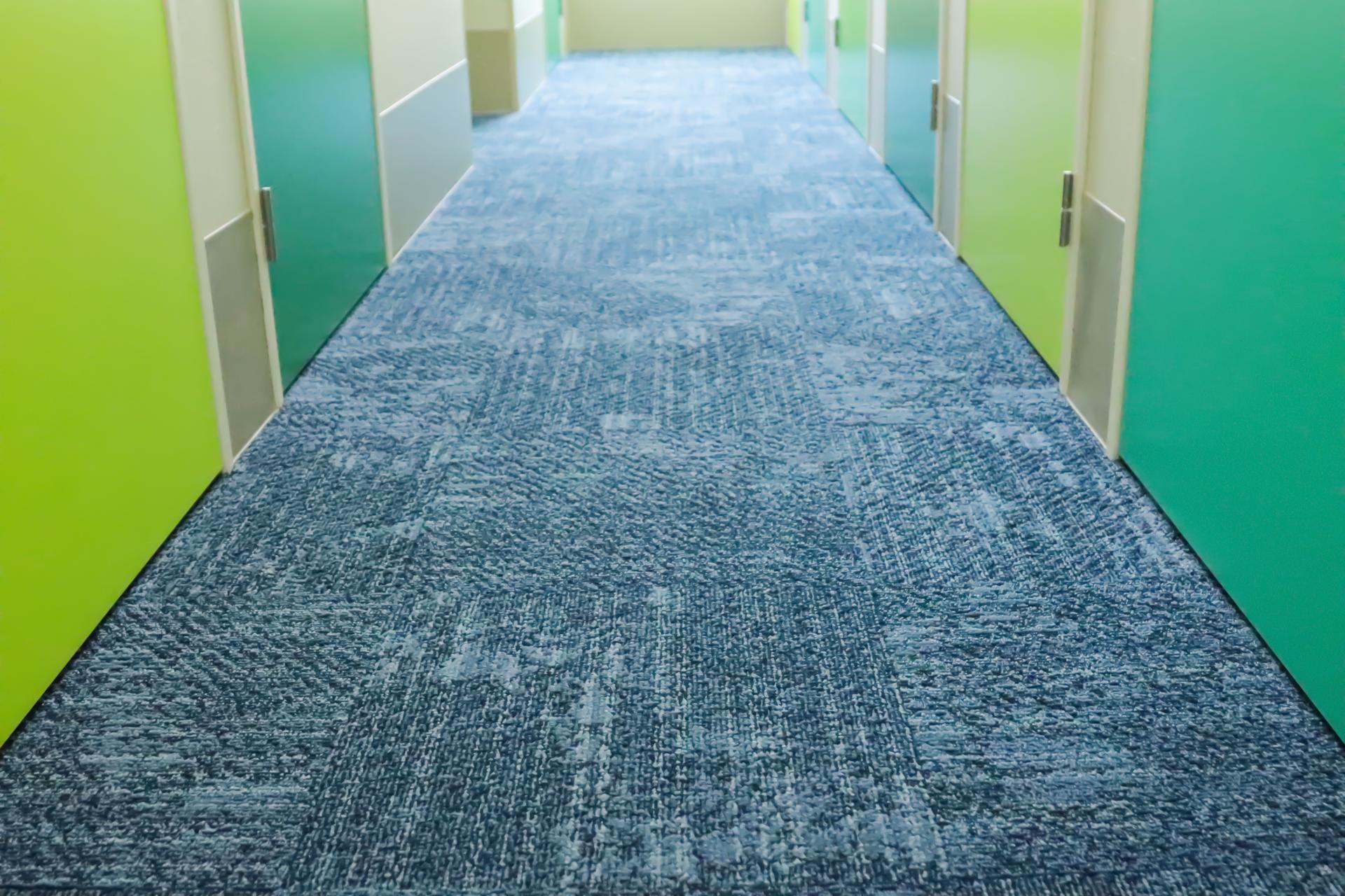 屋内型トランクルームの通路