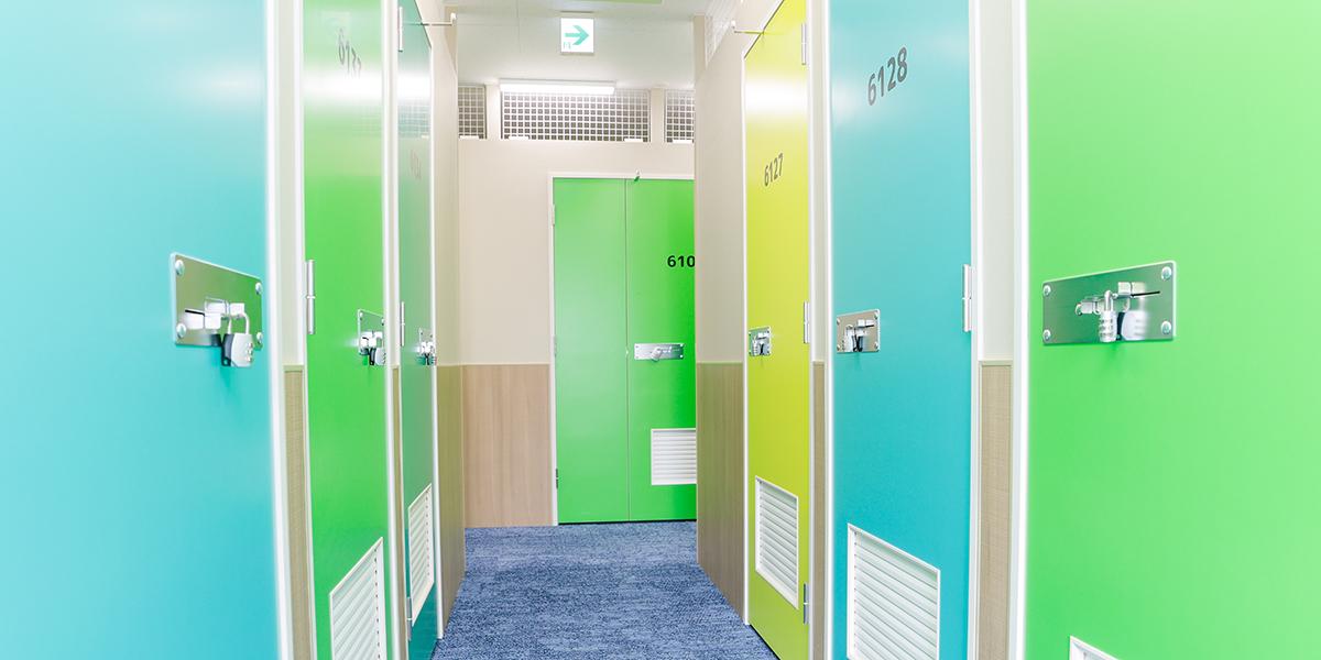 並んでいるトランクルームの扉