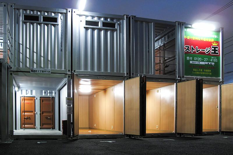 夜間にライトがついているトランクルーム