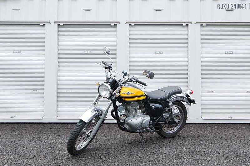 屋内型ト駐車場の一例。シャッターがついているコンテナが並んでいる