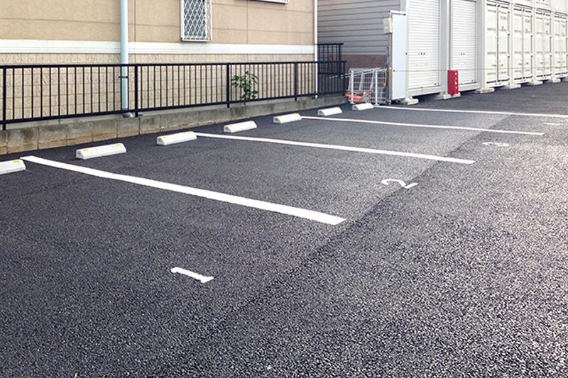 屋外型駐車場の一例。コンクリートに白線で仕切られており、各駐車スペースに番号が白い文字で塗装されている